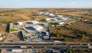 Vista aérea de un clúster industrial urbanizado en Guanajuato con vialidad terminada y lotes delimitados — diferencia entre parque industrial, clúster y zona industrial