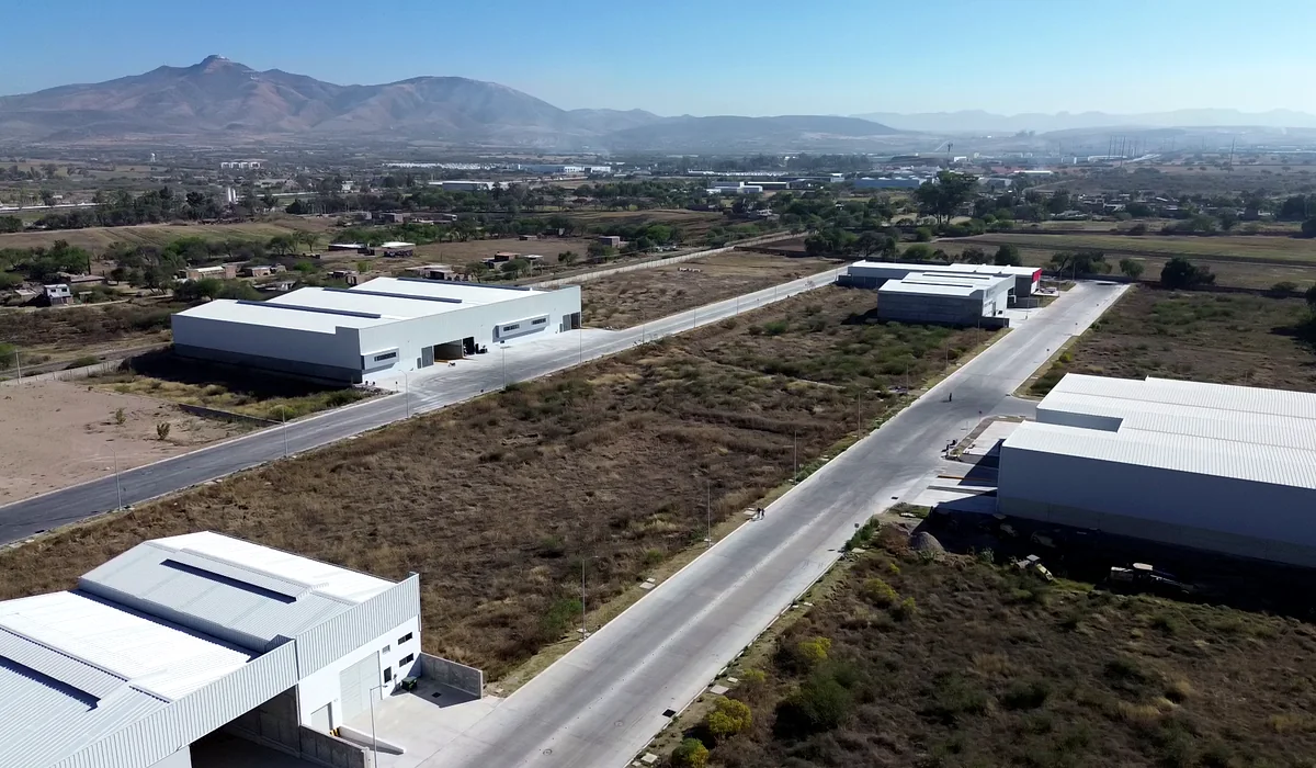 Naves industriales pequeñas en el Bajío: naves y lotes industriales con vialidades pavimentadas en PANAN SILAO II, corredor Irapuato-Silao, Guanajuato.