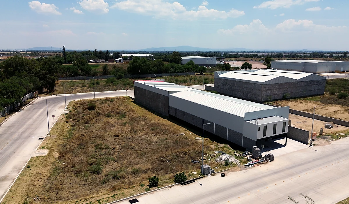 Qué industrias pueden operar en un clúster industrial: naves de industria ligera y logística en un clúster PANAN en Silao, Guanajuato.